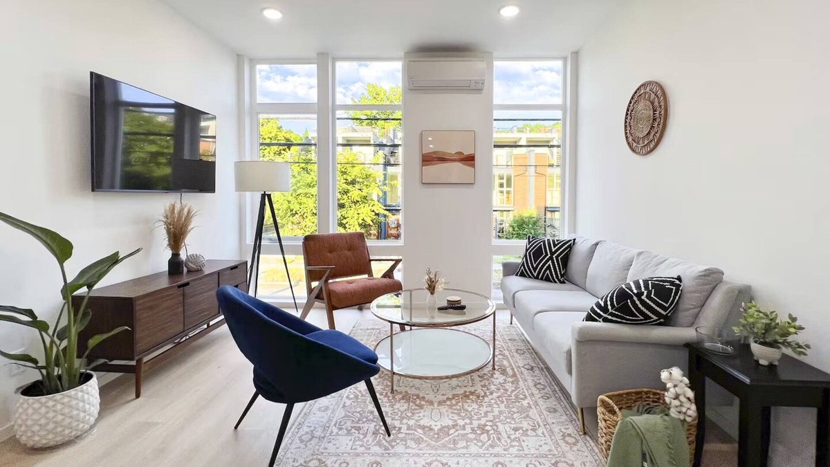 North Delridge House | Charming Rooftop View in heart of Seattle - Townhome with WiFi, AC