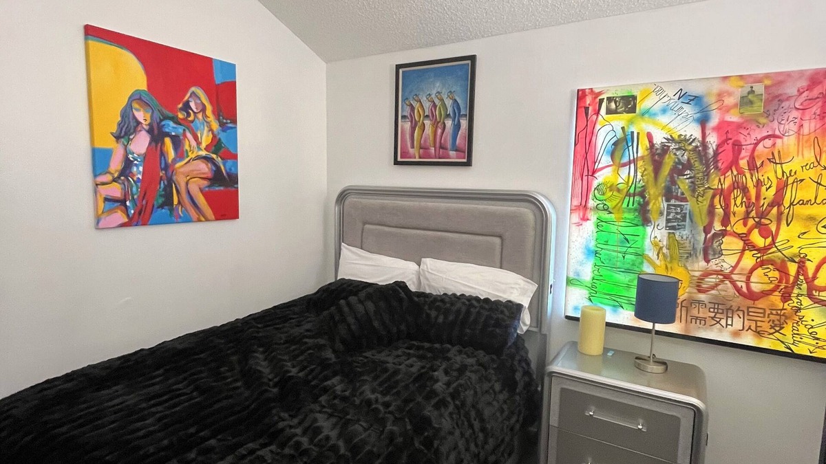 Newhall Condo | Charming Room and a 3-bedroom condo w. Private bathroom Santa Clarita/Art Studio