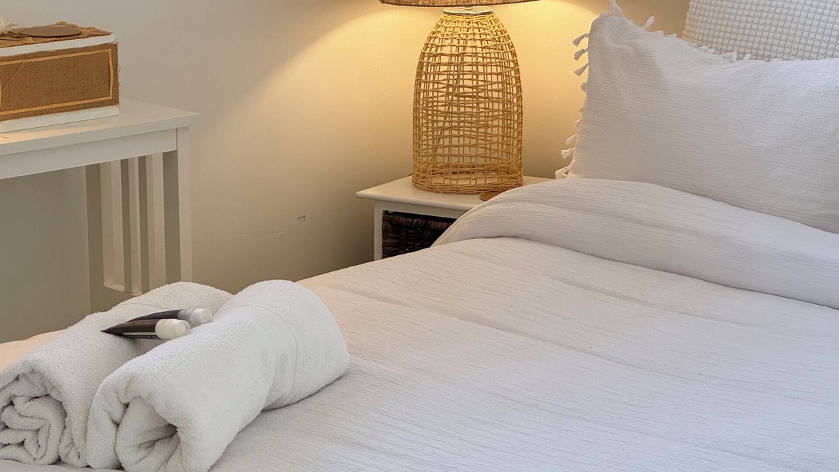 Culburra Beach Bed & Breakfast | Charming Room in a bed & breakfast with AC, WiFi in beautiful Culburra Beach
