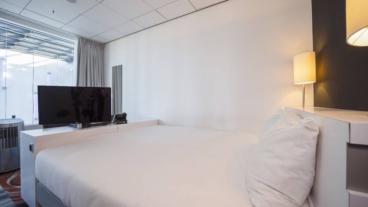 Leiden Hotel | Charming Room Near Castle Ruins with Indoor Pool and Spa