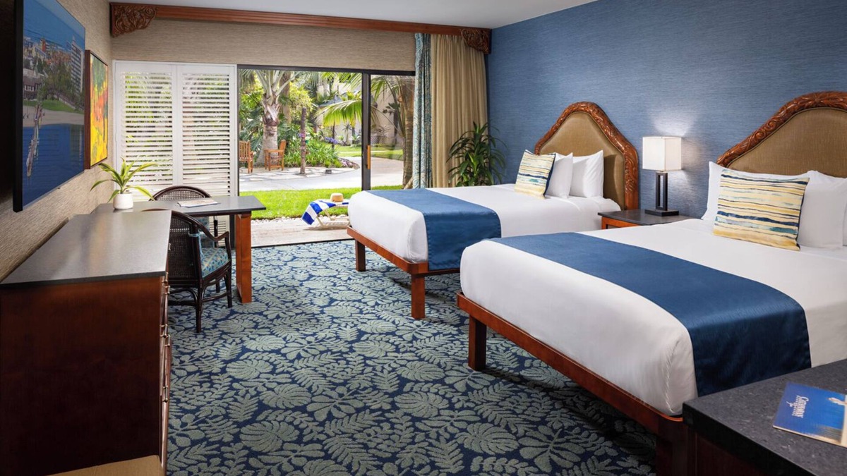 San Diego Hotel | Charming Room Perfect for Solo Travelers – Near Palm Trees and Beach Vibes