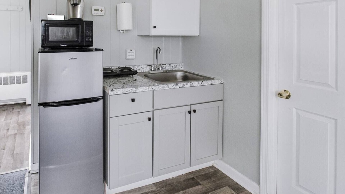 Riverview Apartment | Charming Room w/Private Bath & Wi-fi in Brownstown!