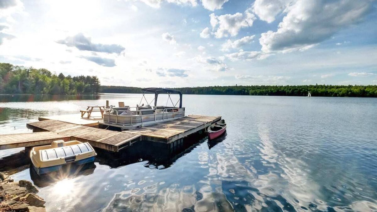Lanark Highlands House | Charming, rustic lake house on beautiful Sunset Bay on White Lake - Pet friendly