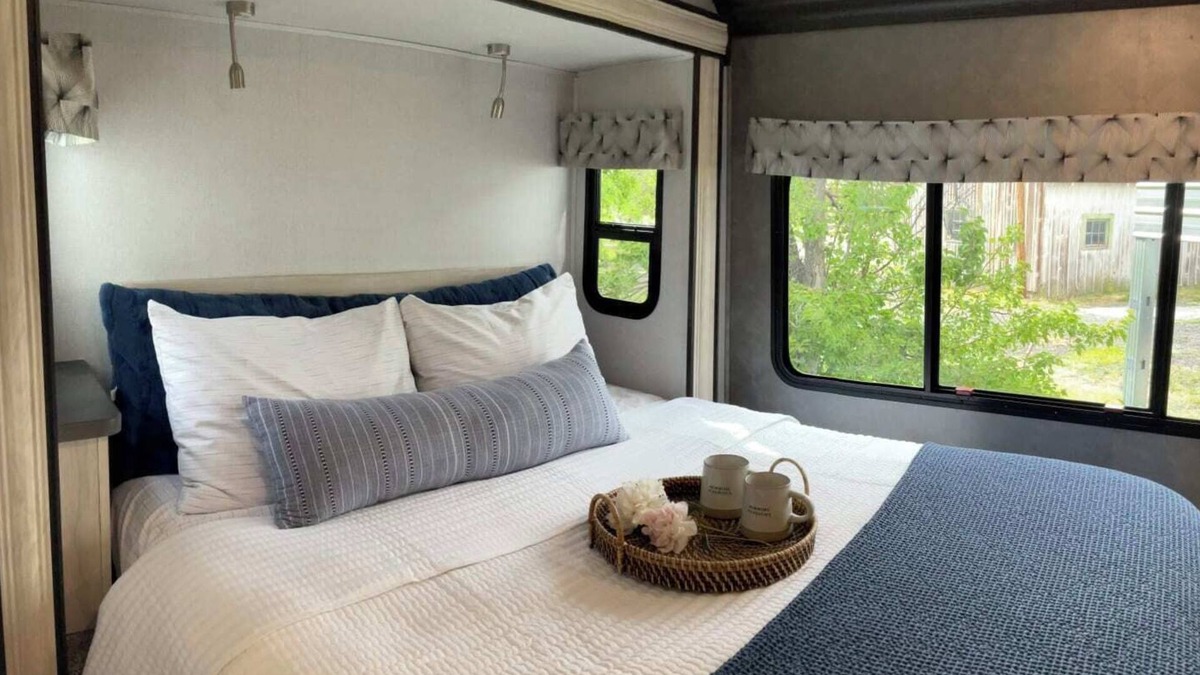 Redmond House | Charming RV with AC in Redmond - Getaway in the Heart of Central Oregon