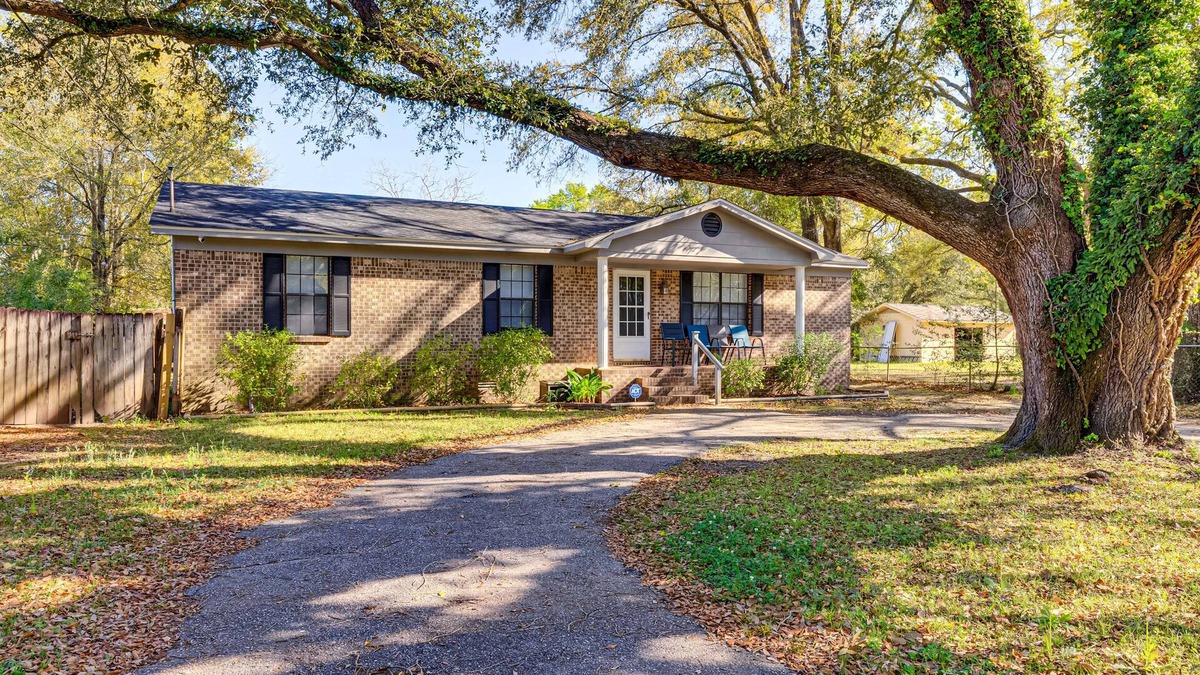 Satsuma House | Charming Satsuma Home ~ 14 Mi to Mobile!