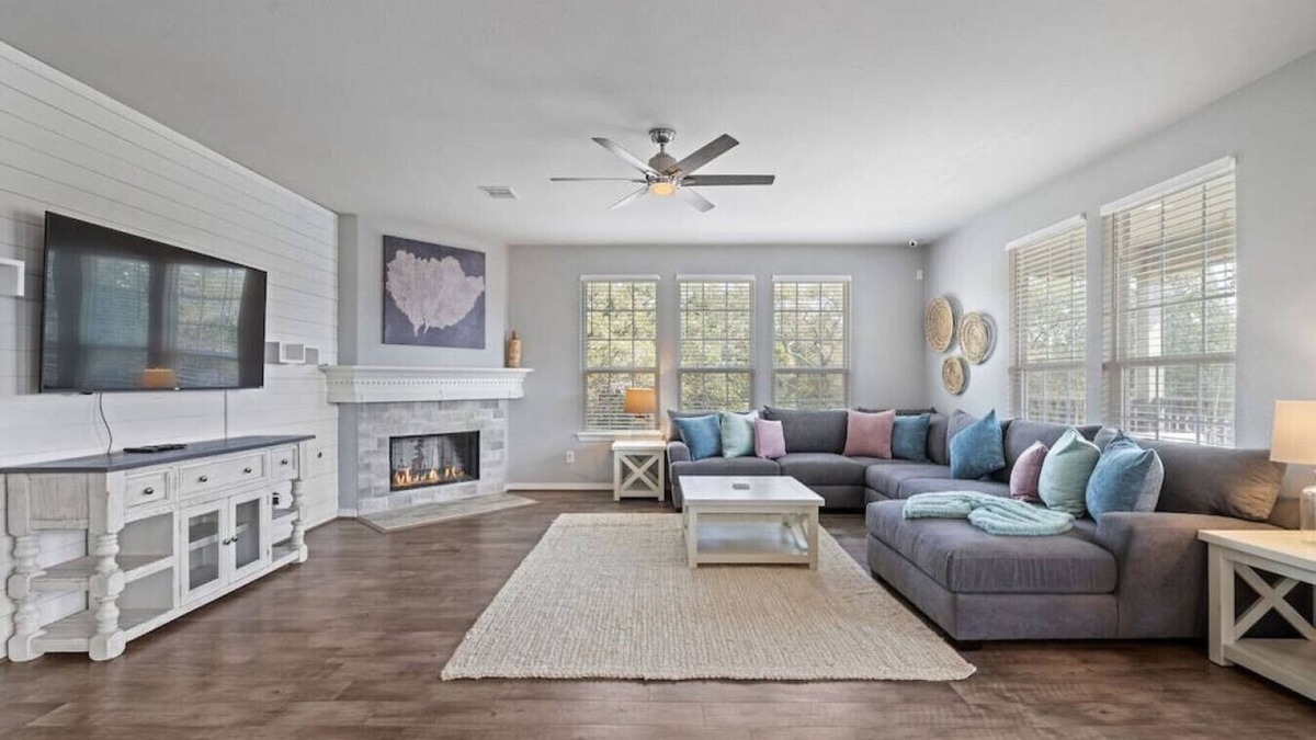 El Lago House | Charming Seabrook Retreat, Close to the Bay