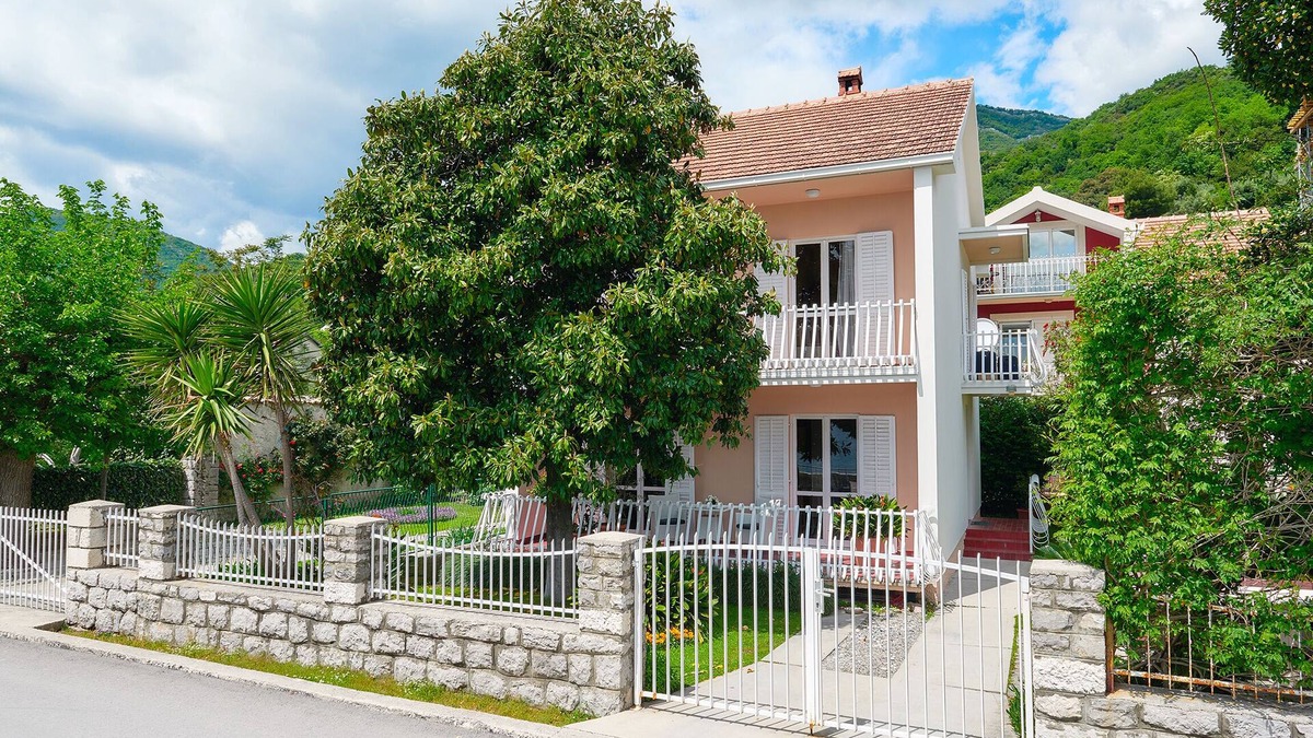 Bijela Villa | Charming seafront villa Magnolia, 4 * in Bijela, Bay of Kotor/6 guests
