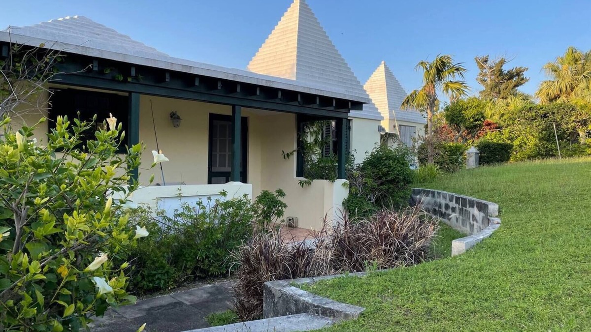 Sandys Cottage | Charming Secluded Garden Setting cottage with WiFi and AC in lovely Sandys