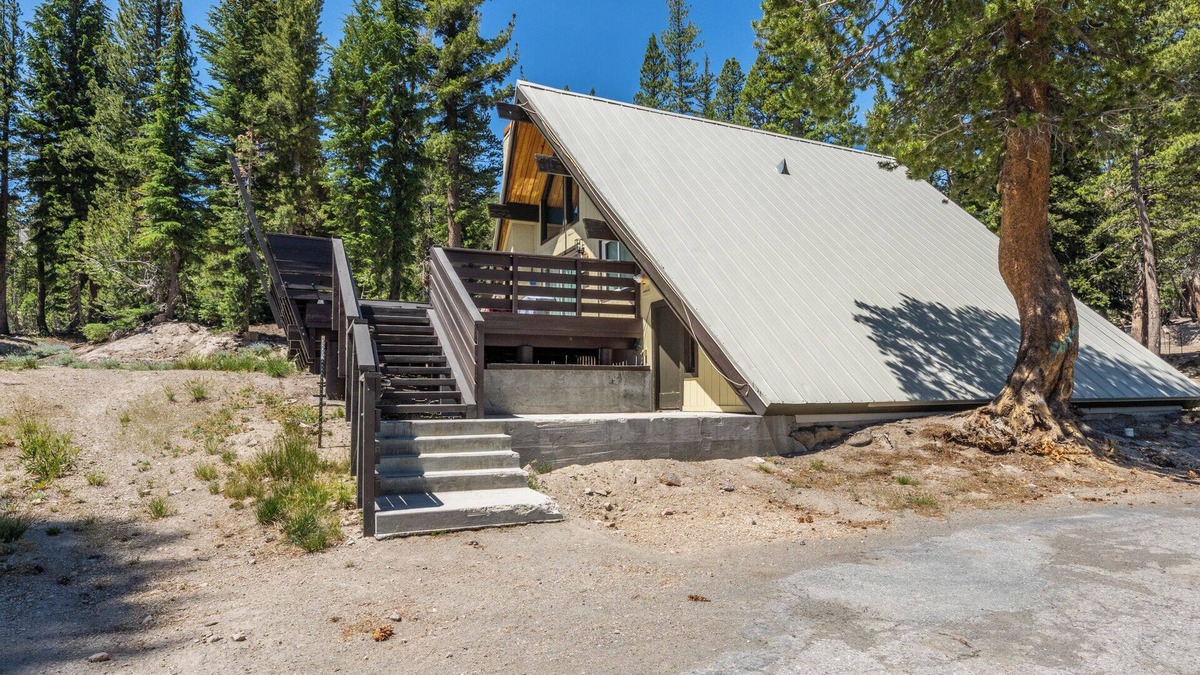 Mammoth Lakes Ski Chalet | Charming Ski in/Ski Out Steps to the Main Lodge - Chalet #18