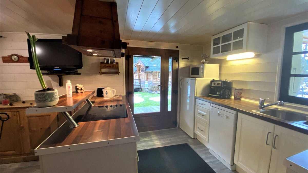 Les Prodains Apartment | Charming Ski-In/Ski-Out Apartment near Avoriaz with Parking & Modern Amenities