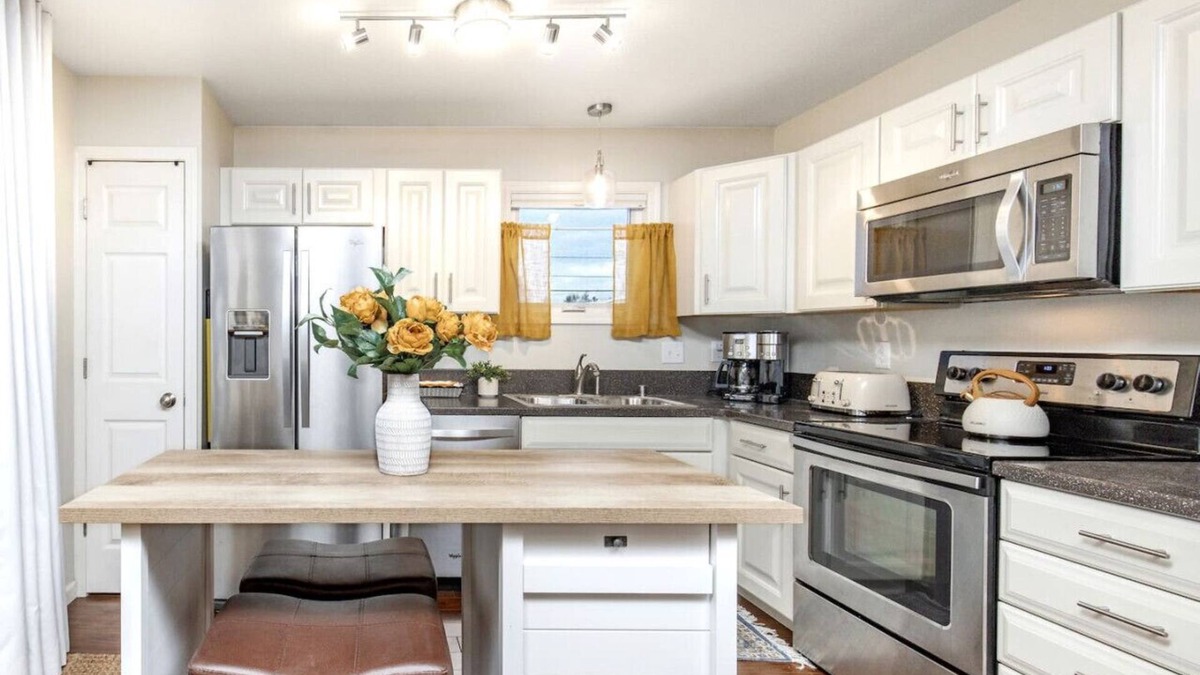 Bayshore - Klatt House | Charming South Anchorage Getaway | Near Trails, Shops & Airport