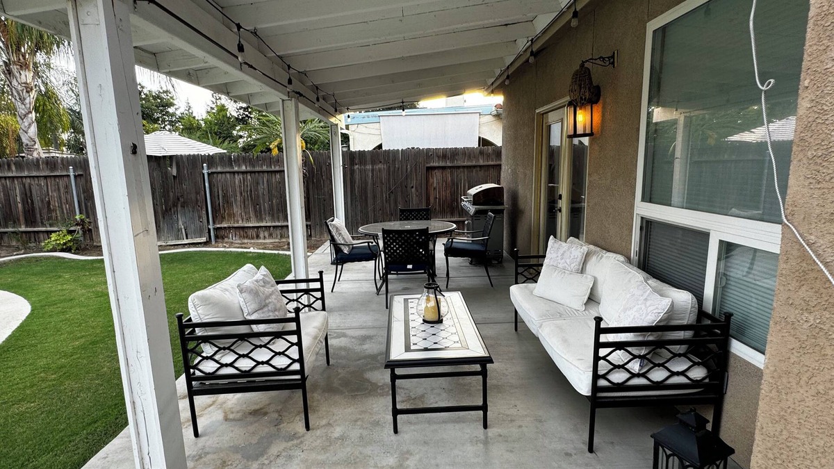 Greenacres House | Charming spacious 4 Bed house with WiFi and AC large backyard and pool.