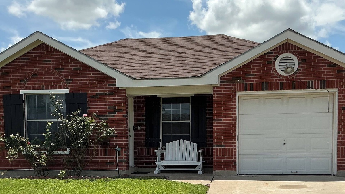 Brownsville House | Charming & Spacious 4-bedroom homr with AC, WiFi, Lots of Parking in Brownsville