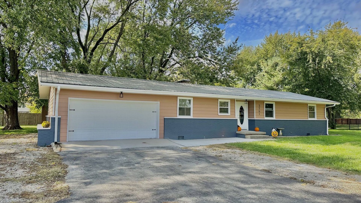 Shelbyville House | Charming Spacious Get Away