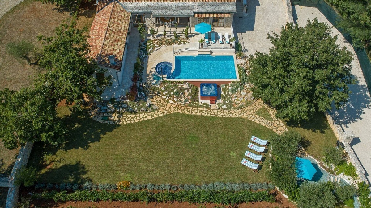 Heki Cabin | Charming stone villa for 14 people, with pool and jacuzzi, in central Istria