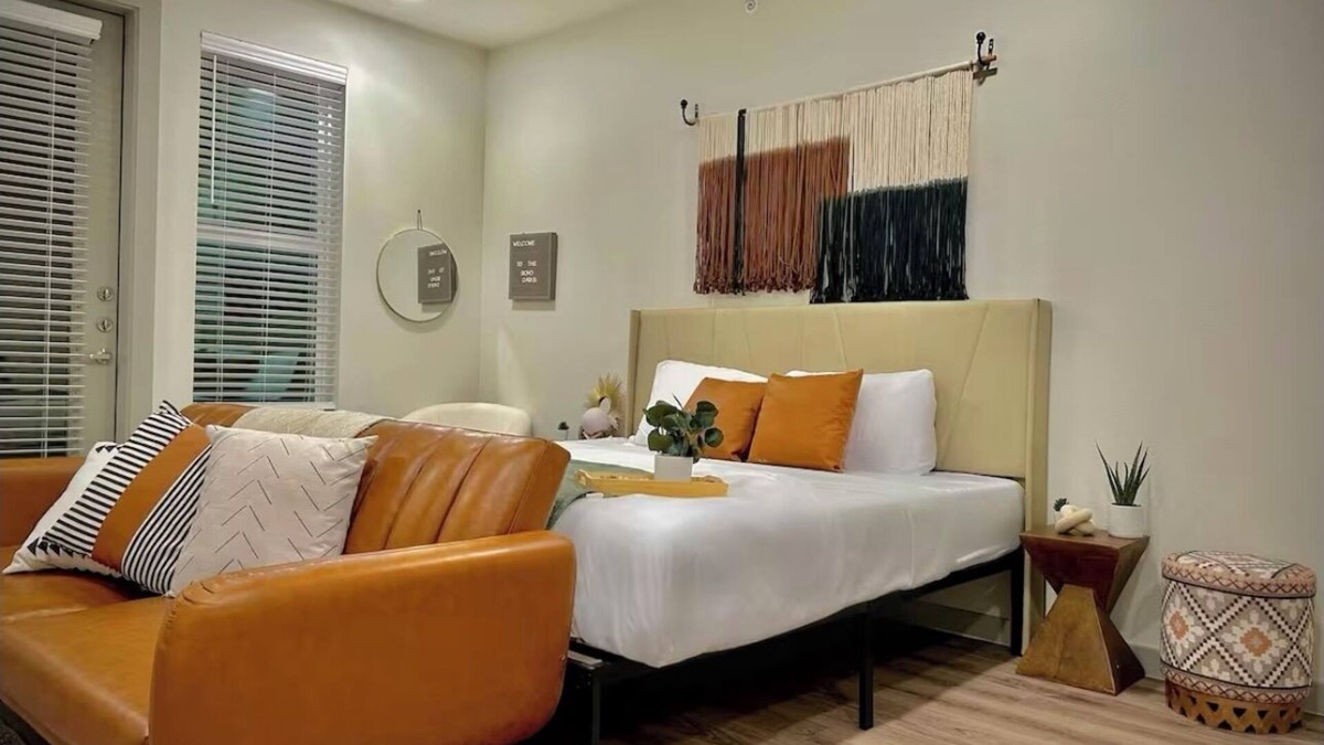 Sherman Apartment | Charming studio apartment with pool, gym, washer dryer, great location