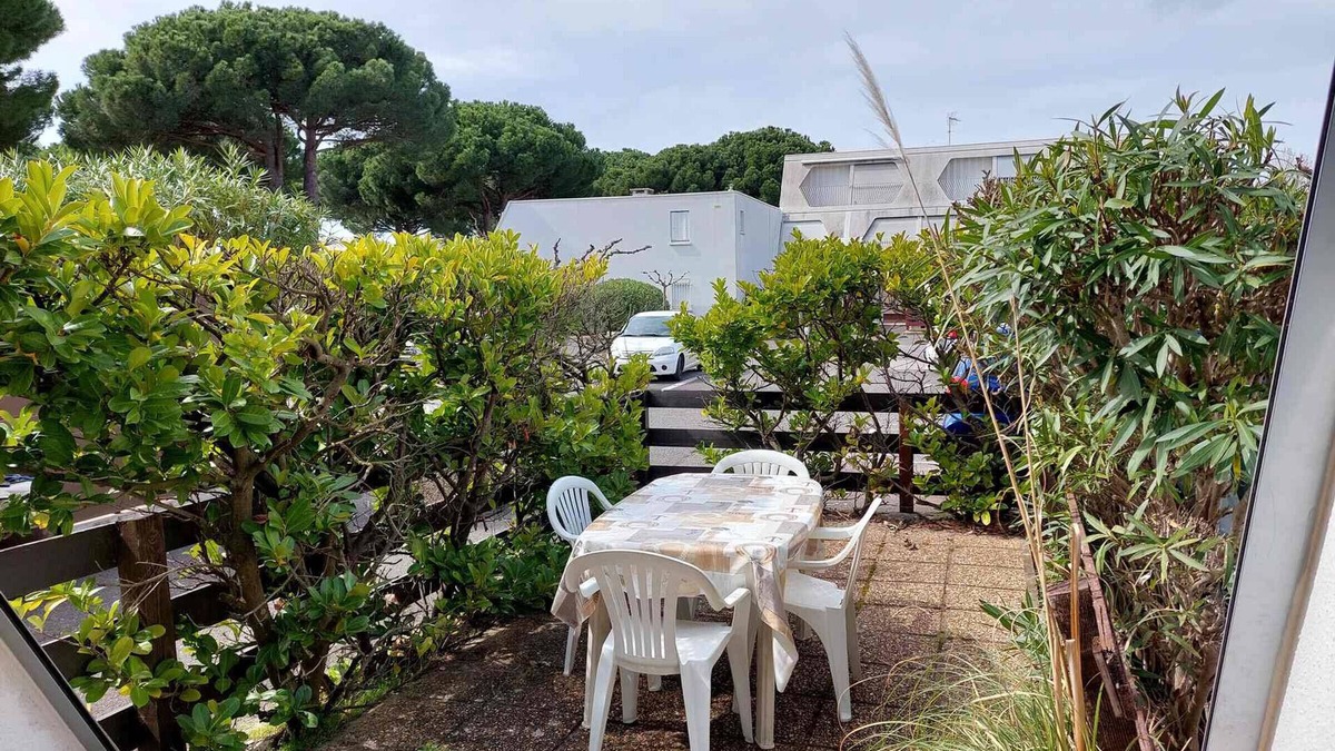 La Petite Motte Apartment | Charming Studio in Quiet Area with Garden, Near Beach, Sleeps 5