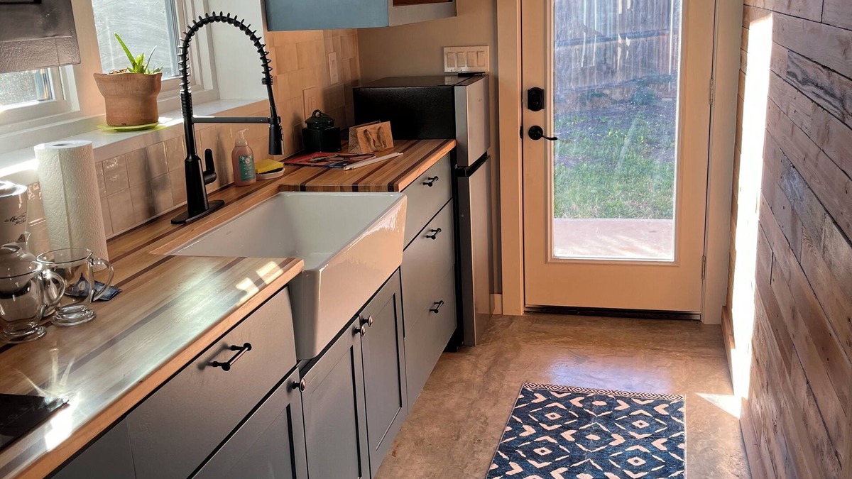 Rio Robles Apartment | Charming studio in marvelous Austin with WiFi, TV, pickleball and lake access