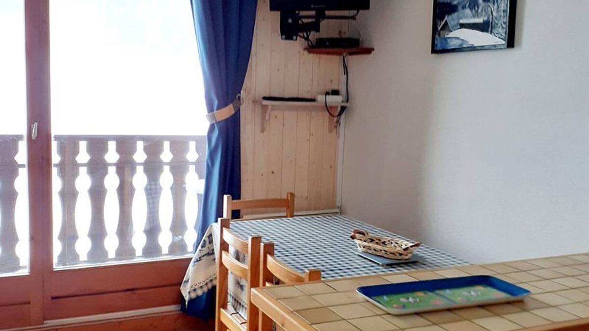 Station de Drouzin le Mont Apartment | Charming Studio in Verdant Setting with Balcony, Sleeps 4
