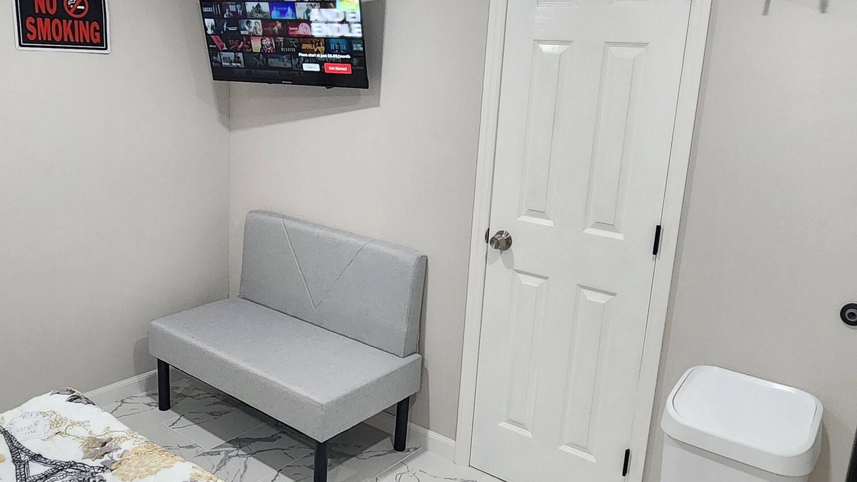 West Park Apartment | Charming studio in wonderful West Park with WiFi, AC