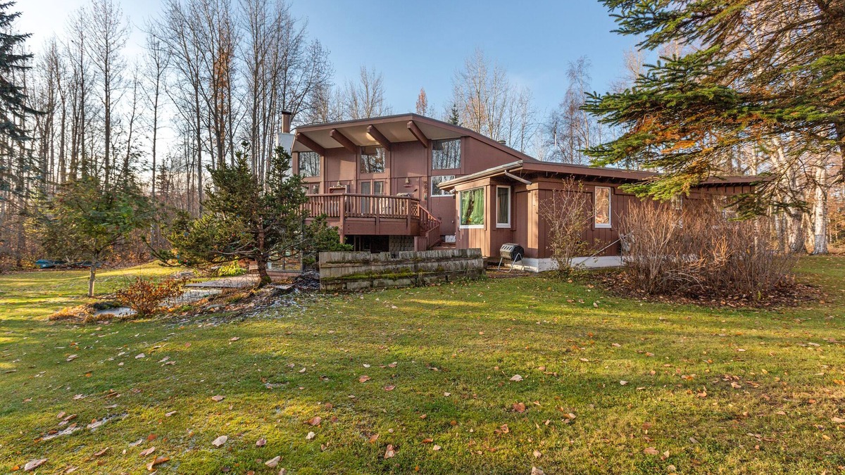 University Area Apartment | Charming studio on three acres with a back deck - close to university - dogs OK