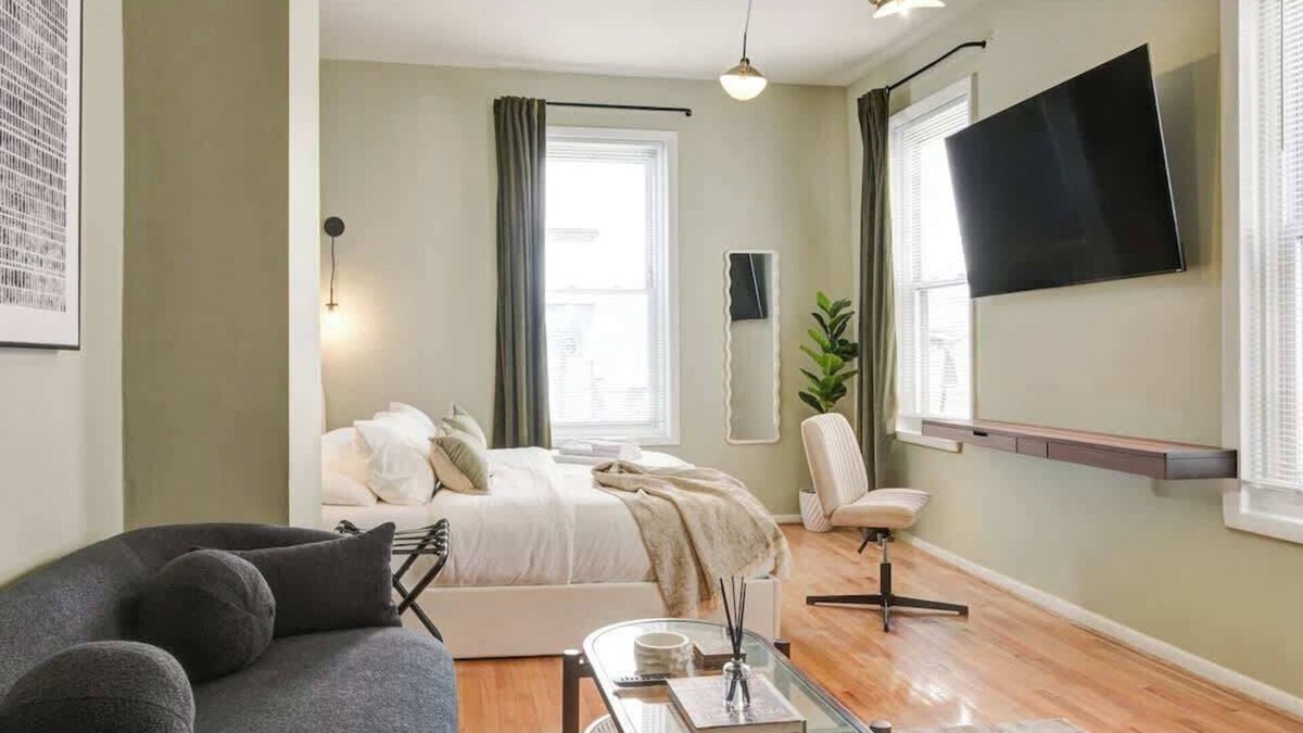 Center City East Apartment | Charming Studio w/King Bed in Washington Square