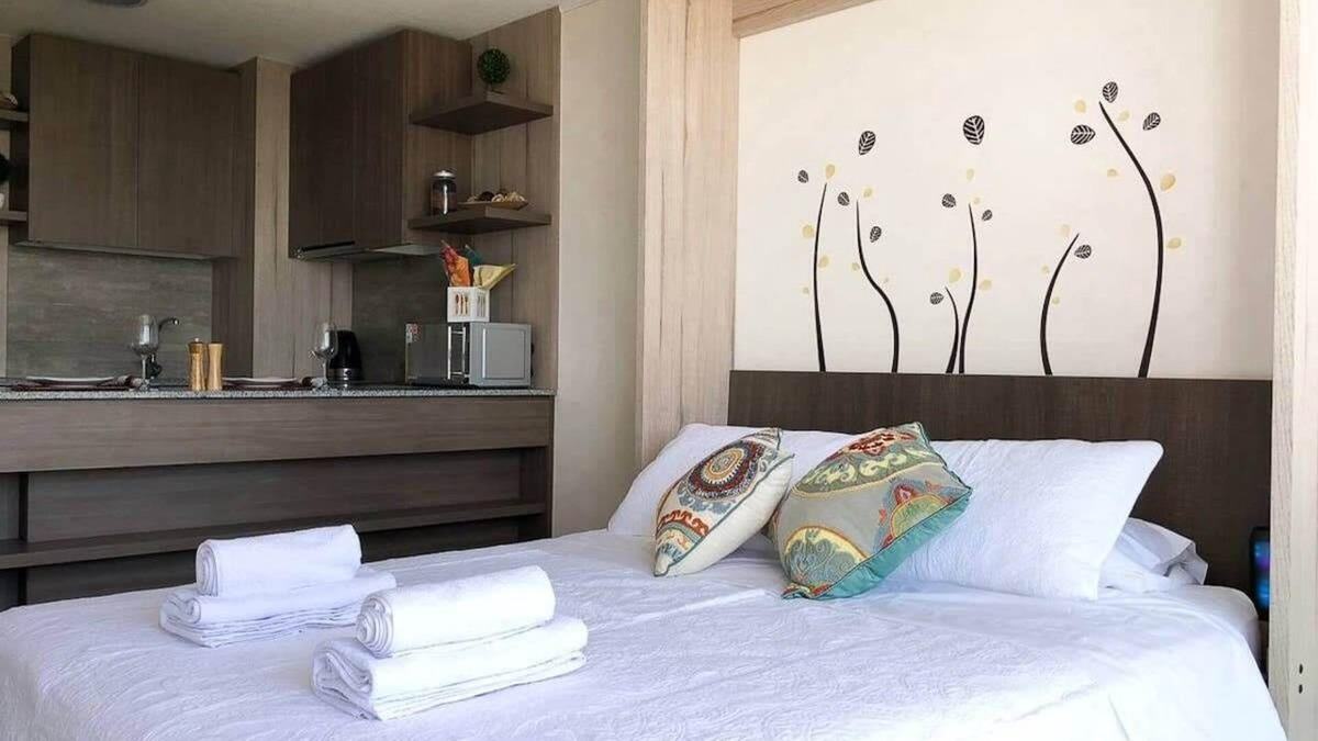 Apoquindo Apartment | Charming Studio - w/Mountain View, Pool, & Gym