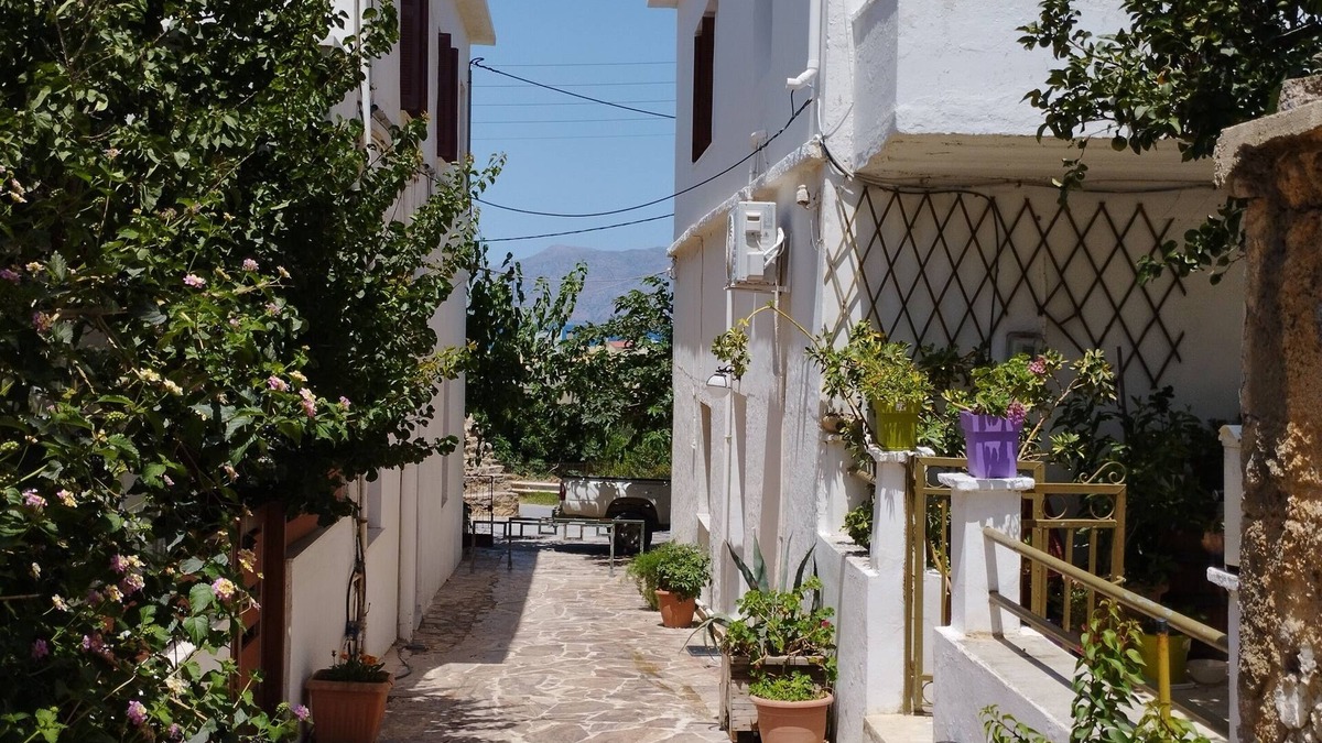 Limeniskos Apartment | Charming studio with AC, WiFi garden in delightful Kissamos.200m from the beach