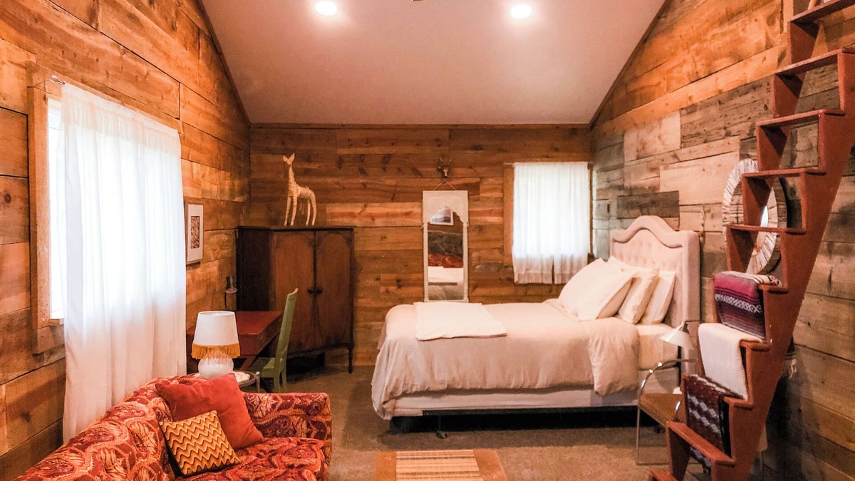 Boulder Apartment | Charming studio with AC and WiFi in lovely Boulder Mountains