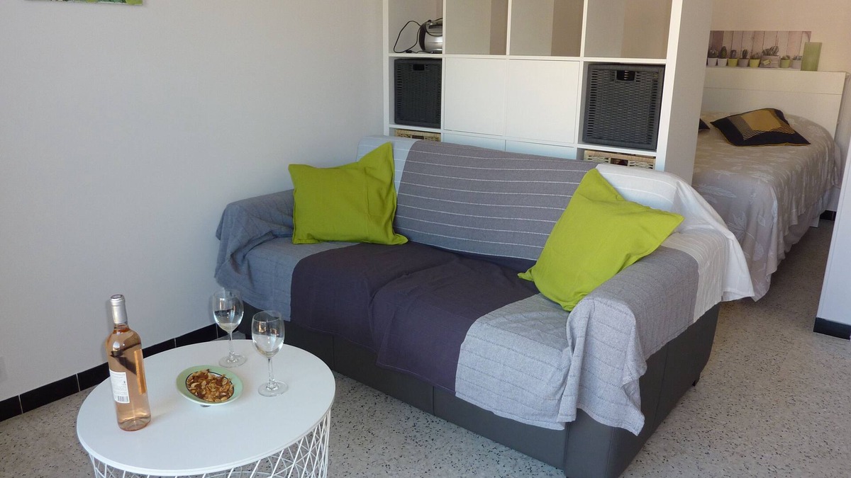 Bandol Apartment | Charming studio with balcony, downtown but QUIET