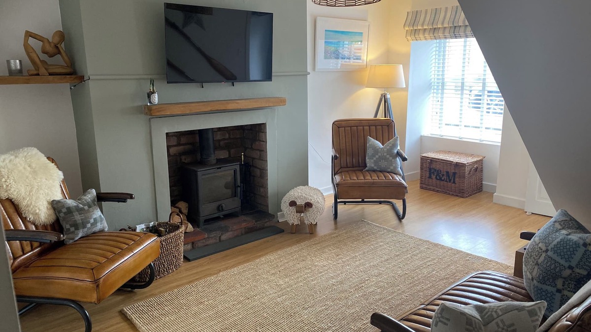 Llangefni House | Charming stylish stone cottage large sunny private garden with doorstep Parking