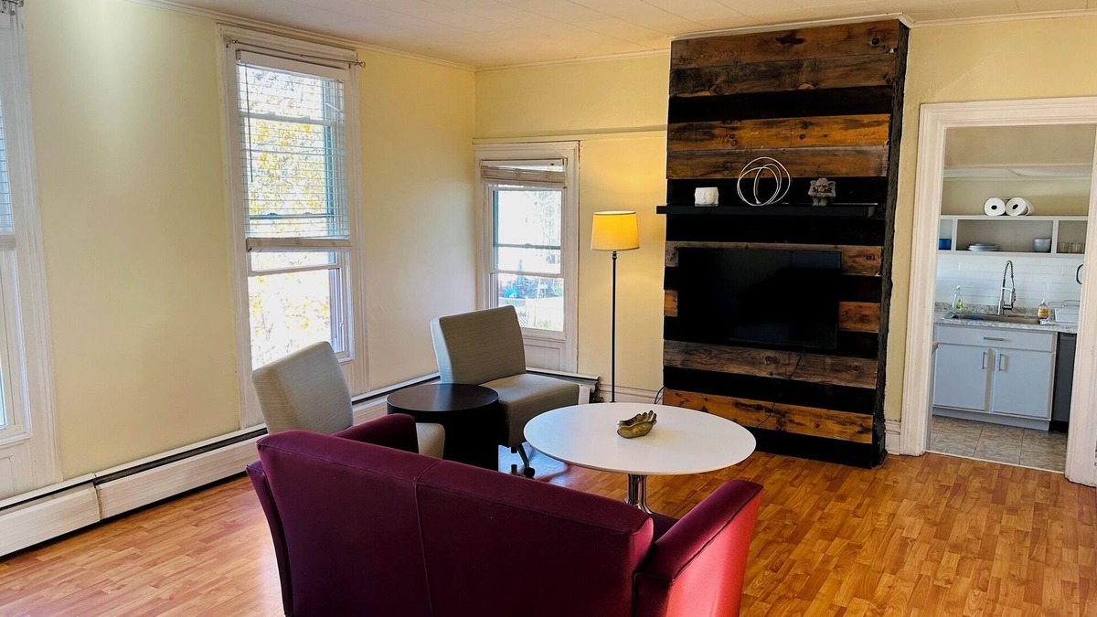 Watervliet Apartment | Charming, Sunny and Spacious 2-bedroom Flat in Heart of Capitol Region