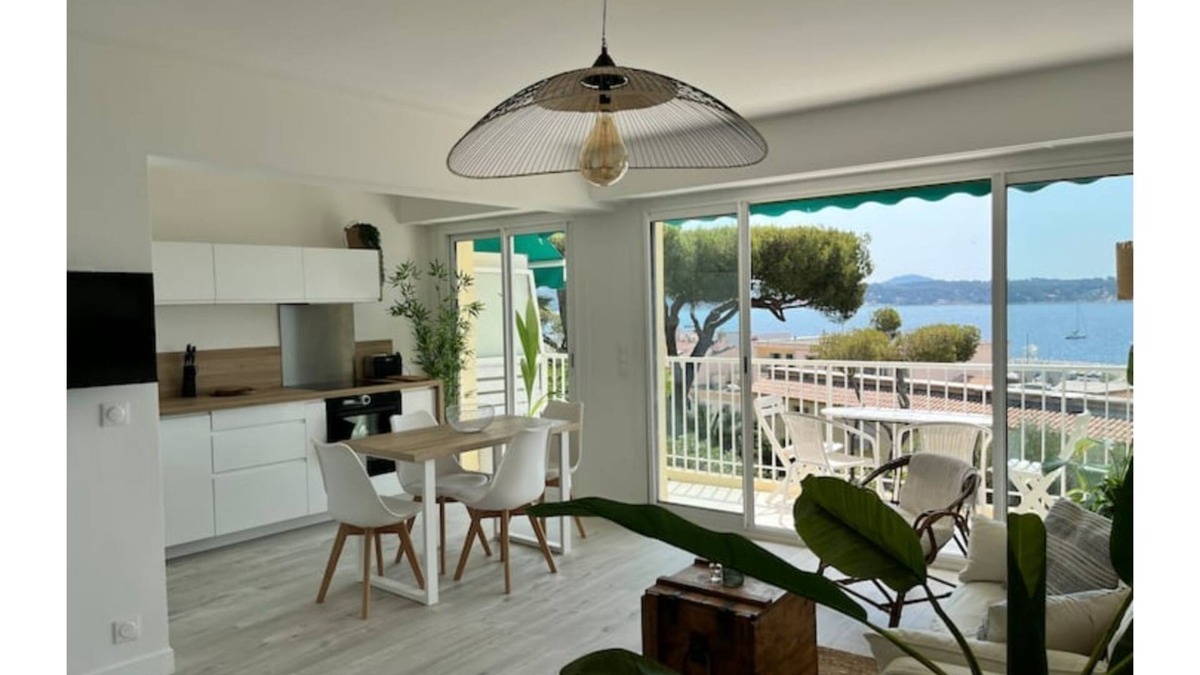 Bandol Apartment | Charming T2, 46m2, central : view, parking, sea 200m away