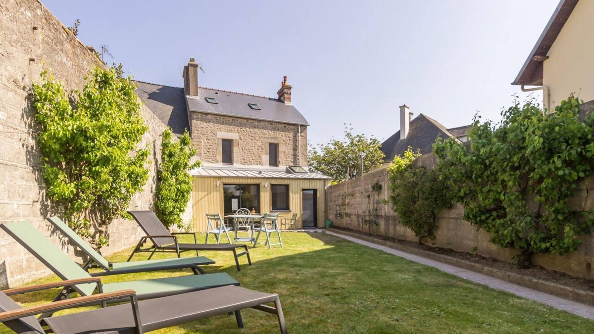 Gatteville-le-Phare Cottage | Charming terraced house in Barfleur with garden, TV and Internet access