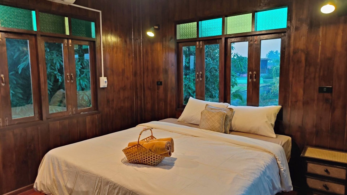 Sukhothai House | Charming Thai-style villa in lush greenery 10 mins from bus station near city.