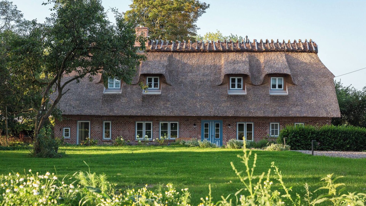 Nieby House | Charming thatched cottage on the edge of a field with fireplace