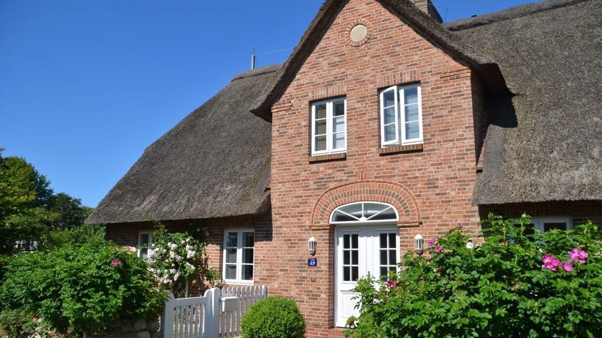Suderende House | Charming thatched house with large garden in the village center of Süderende