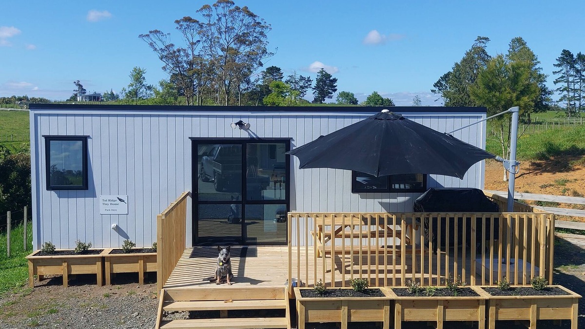 Rangiriri Cabin | Charming Tiny Home, pet-friendly, close to SH1 and Hampton Downs.