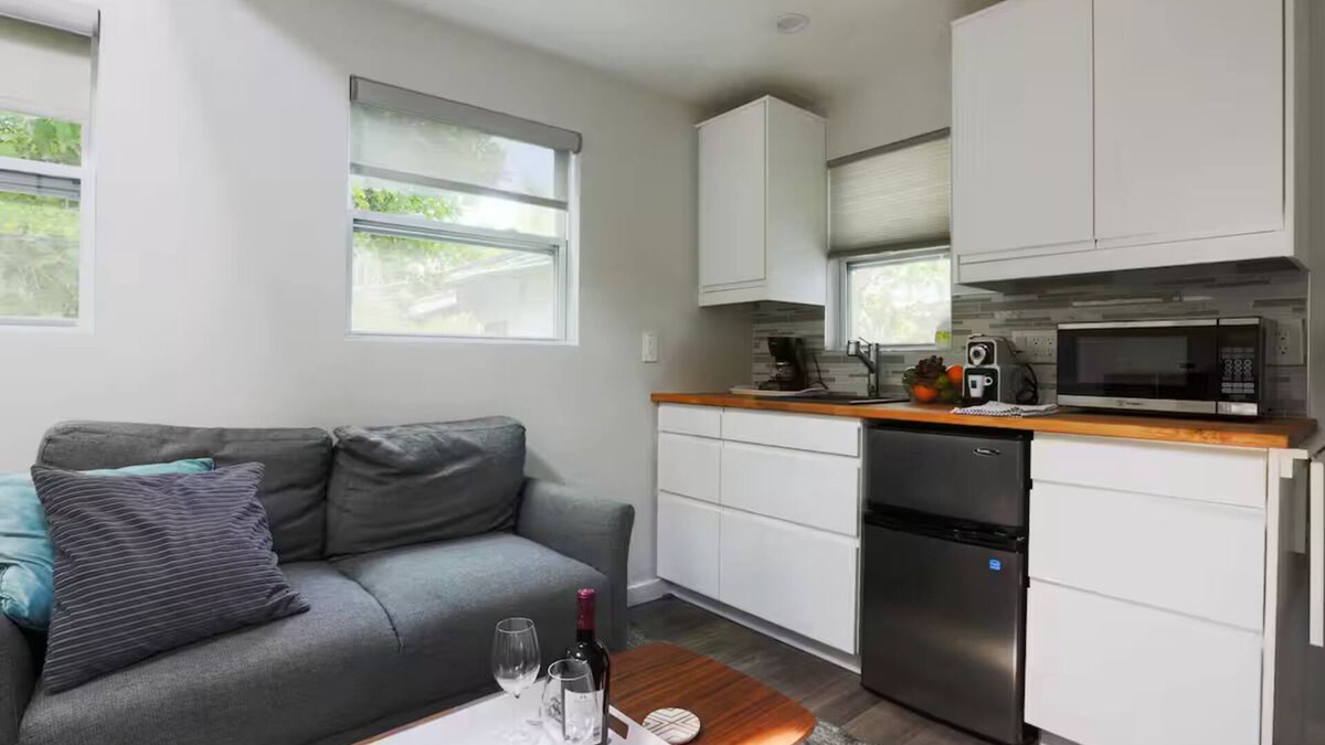 Woodland Hills House | Charming Tiny House 1-bedroom house in amazing garden Los Angeles with WiFi, AC
