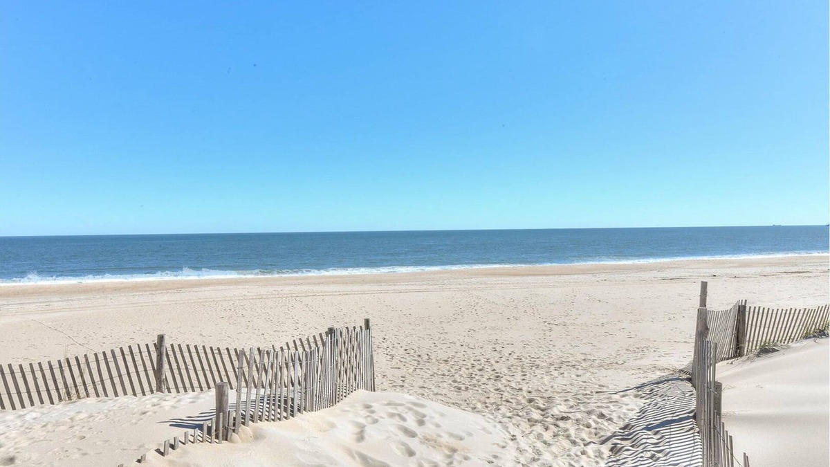 North Shores House | Charming town home located just steps to the peaceful North Shores Beach!