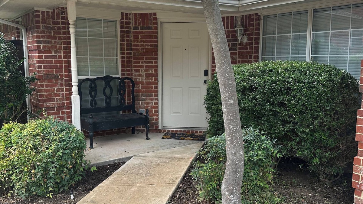 DeSoto House | Charming townhome in DeSoto.