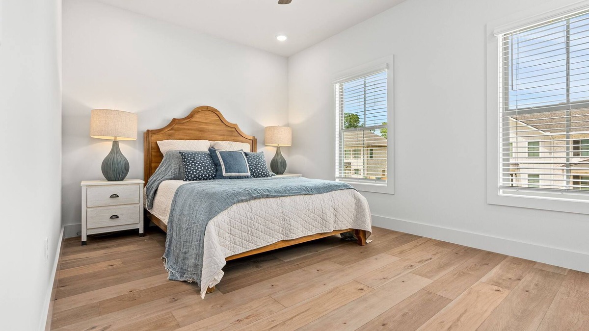 Auburn House | Charming Townhome sleeps 8!