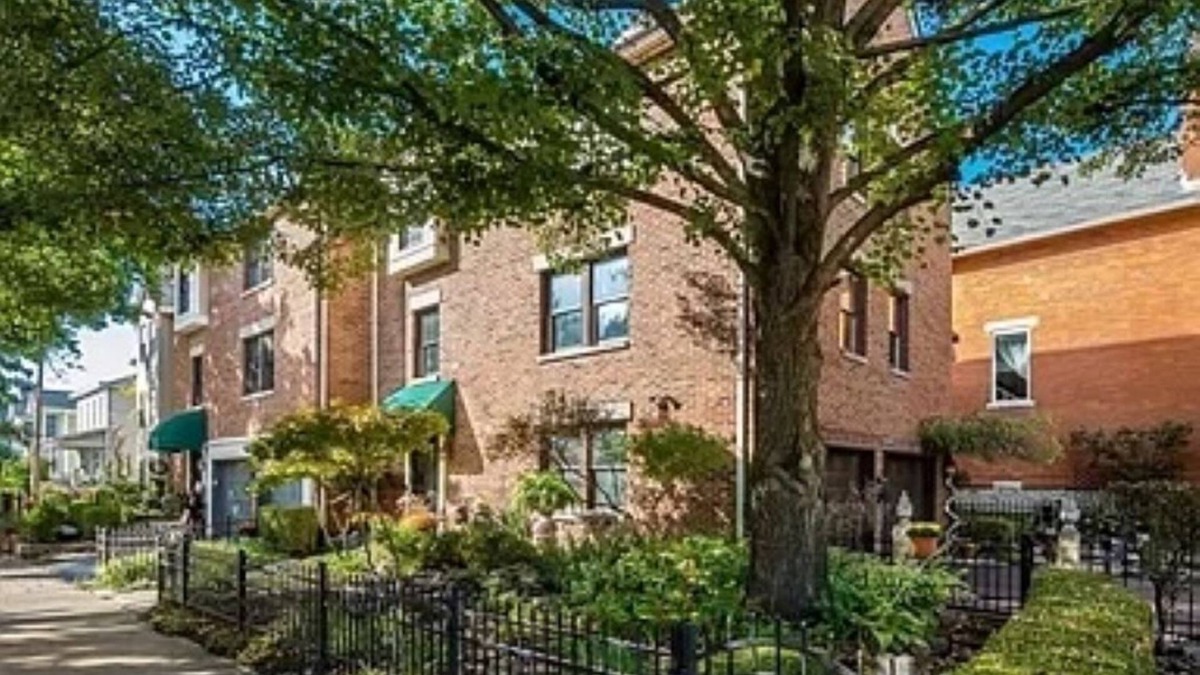 Downtown Columbus House | Charming townhouse , 1 mile from OSU & Downtown in VIBRANT Short North District.