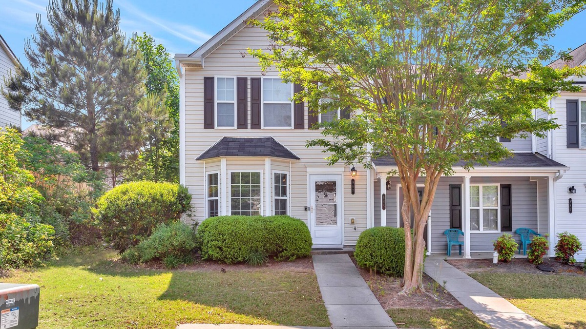 Atlanta House | Charming townhouse with pool, fireplace, washer/dryer, & WiFi. Dogs welcome