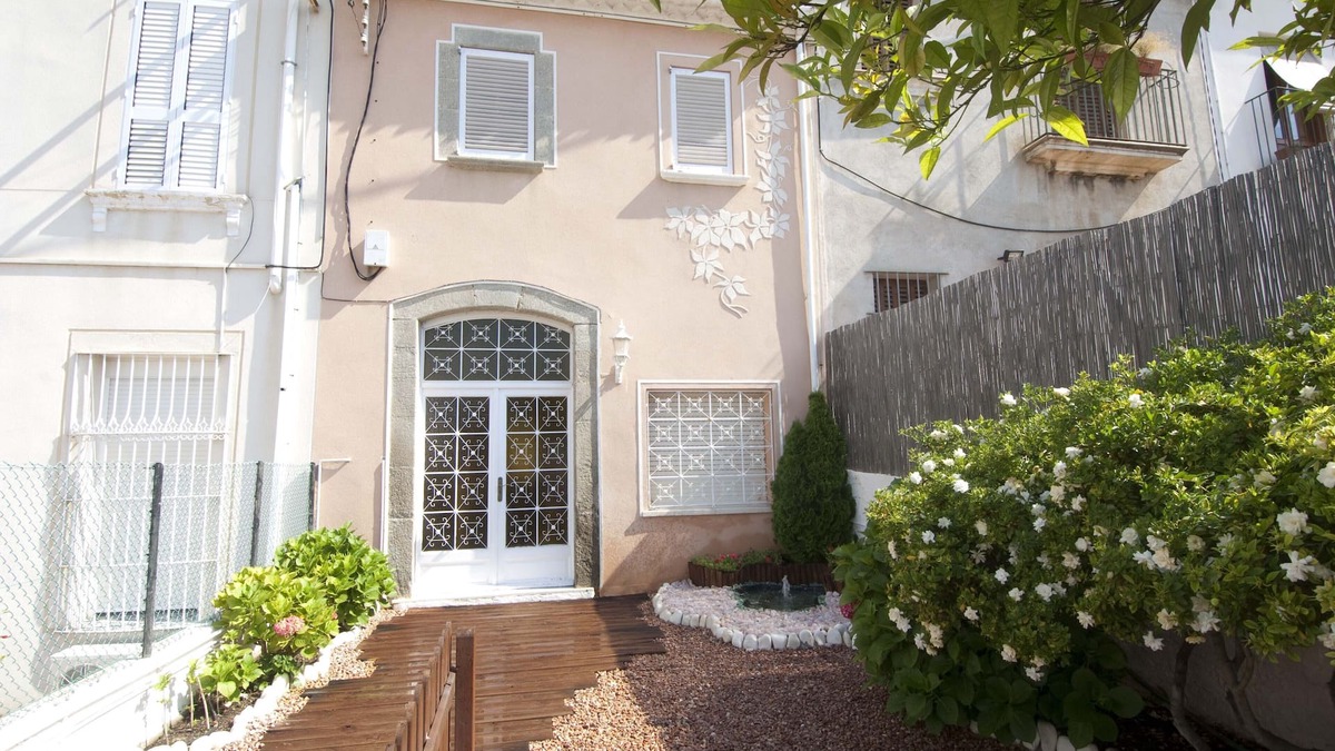 Masnou House | Charming traditional beach house, next to Barcelona!