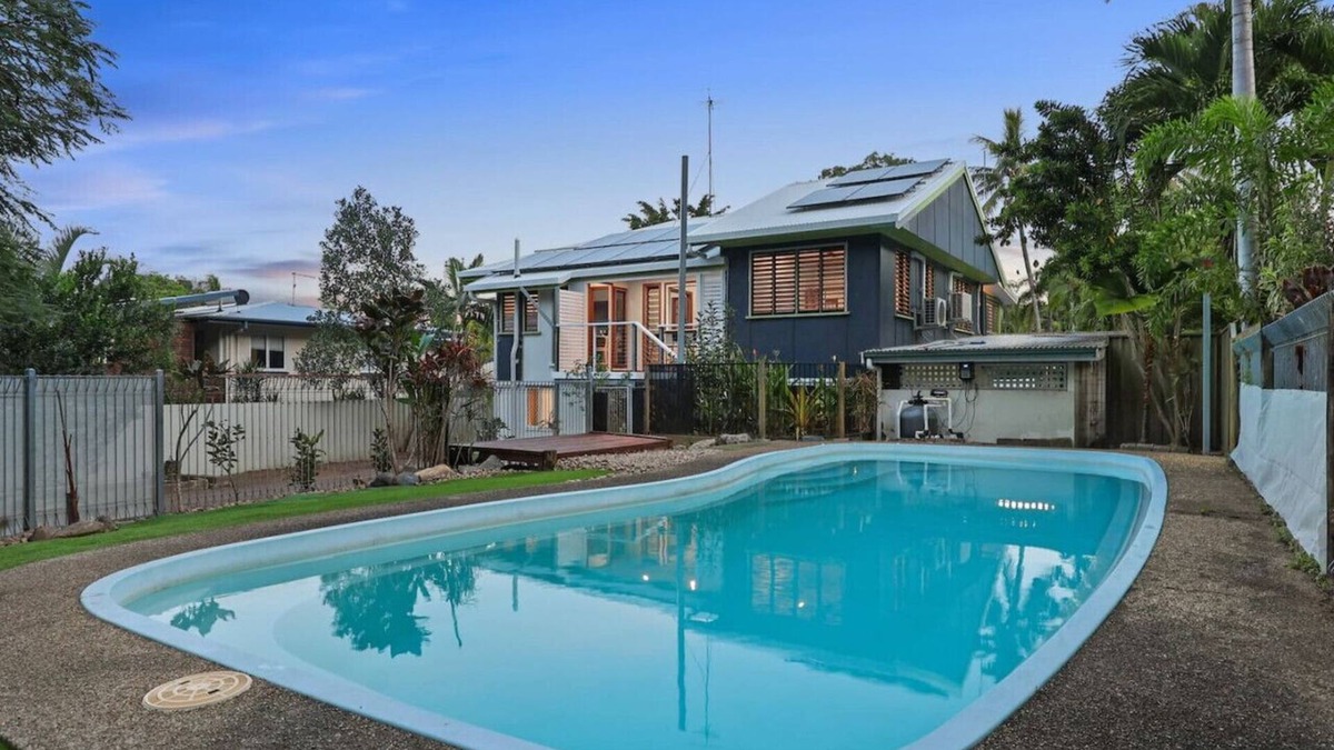 Manoora House | Charming Traditional Queenslander - Close To City