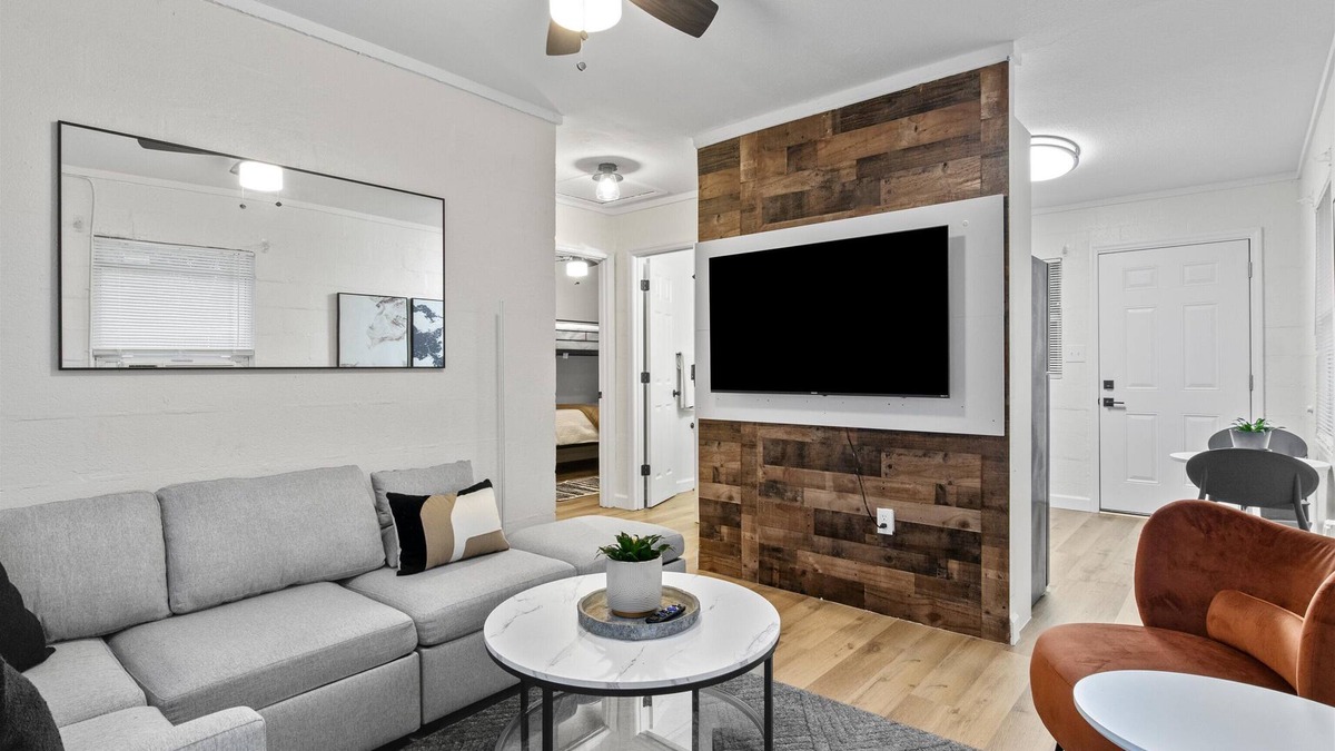 Tallahassee Apartment | Charming Trio Executive Loft with WiFi, centrally located in Tallahassee