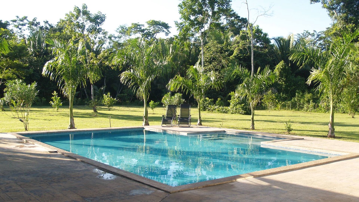 Armenia House | Charming tropical getaway with Pool, sleeps 4