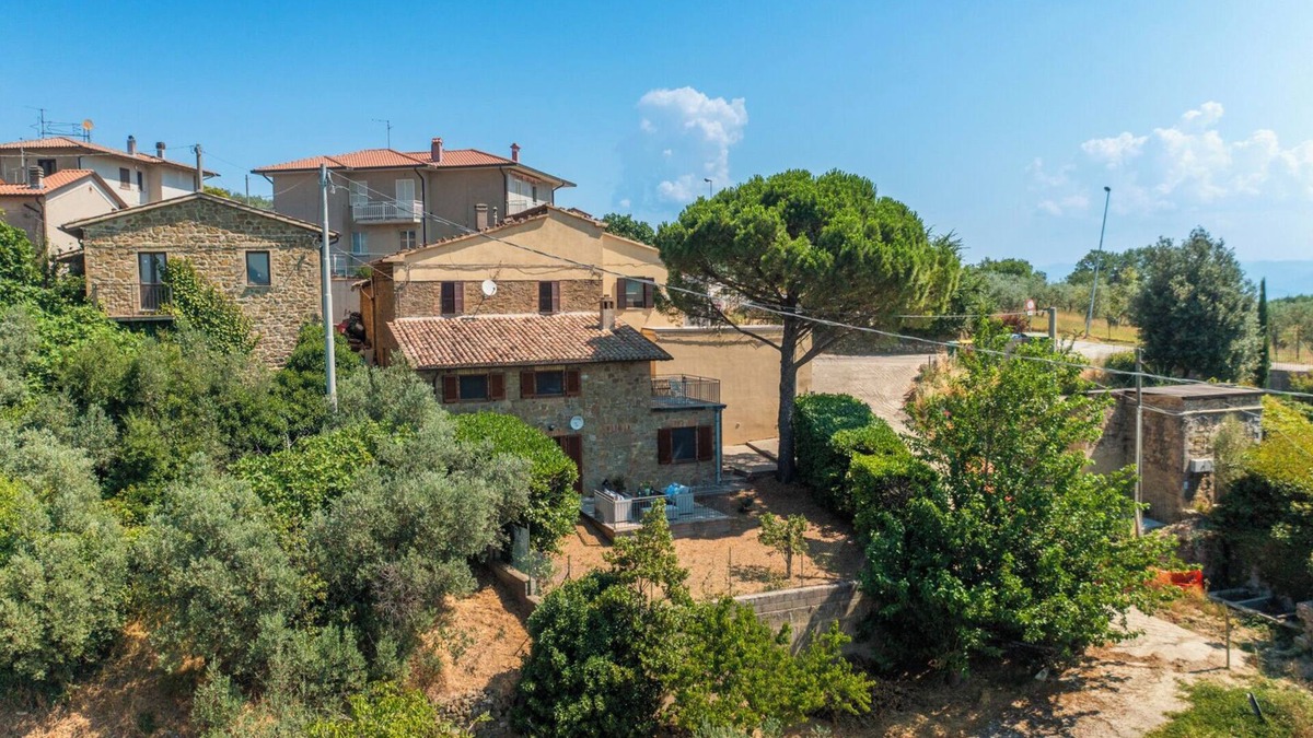 Gualdo Cattaneo House | Charming Tuscany style home with AC and heater in beautiful Umbria.