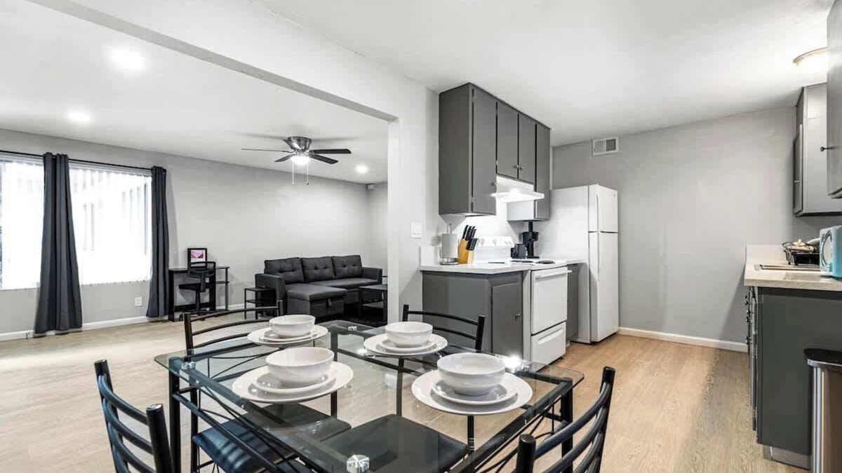 Las Vegas House | Charming Two Bedroom! Sleeps 6! Close To Strip!